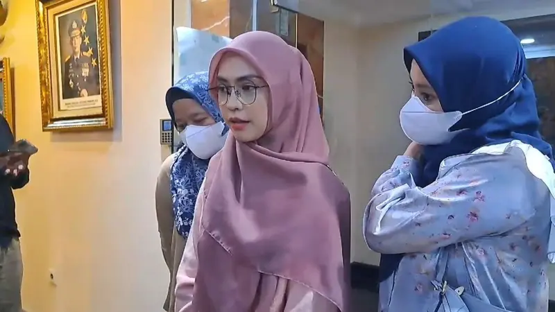 Eks Satpam Ria Ricis Tuntut Rp 300 Juta, Ancam Sebar Foto Tanpa Hijab!-sevenstreets.com